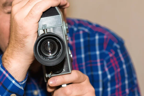 Man Met Camera Cameraman Maken Film Een Retro Camera Man — Stockfoto