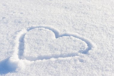 Bir el taze karda kalp şeklinde çizilmiş. Üst görünüm, yakın plan, boşluğu kopyala.