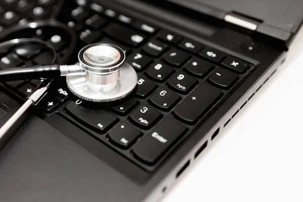 Lugar Trabajo Del Médico Con Estetoscopio Una Computadora Portátil Antecedentes — Foto de Stock