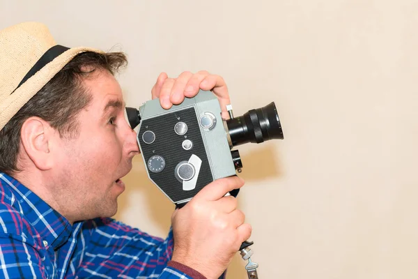 Verrassende Man Met Vintage Bioscoop Camera Een Grijze Achtergrond Man — Stockfoto
