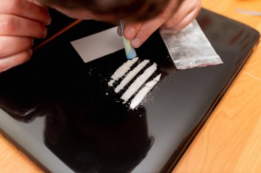 Uyuşturucu bağımlısı. Uyuşturucu bağımlılığı, uyuşturucu kullanan adam, kokain çeken beyaz toz, yakın plan..