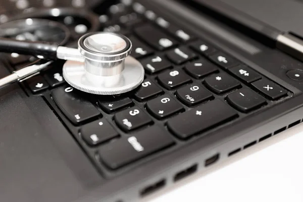 Médico Local Trabalho Com Estetoscópio Laptop Medical Tecnologia Fundo Foco — Fotografia de Stock