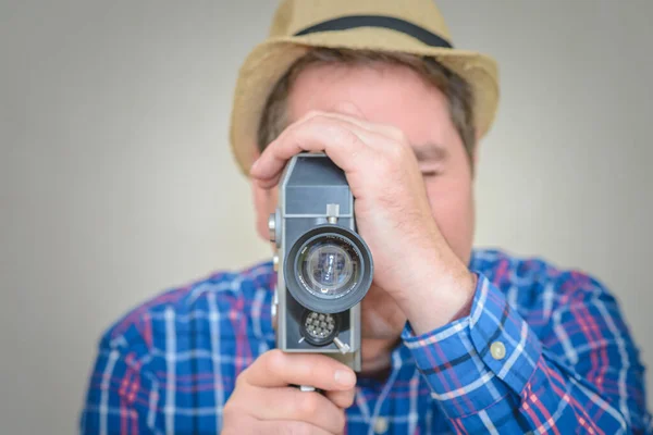 Kameralı Adam Retro Kamerayla Film Yapıyor Ekose Gömlekli Adam Içeride — Stok fotoğraf