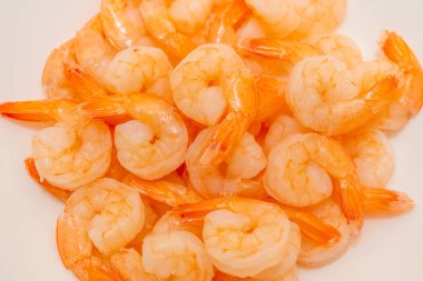Taze haşlanmış karides kabuklu karidesler beyaz, üst görüş, yumuşak odak, düşük açı, yakın plan karides..