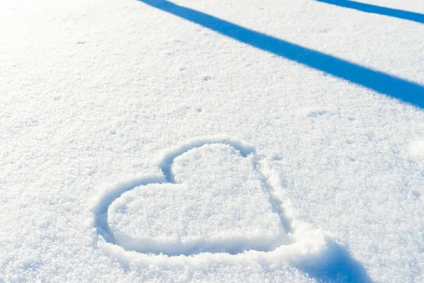 Una Mano Dibujó Forma Del Corazón Nieve Fresca Vista Superior —  Fotos de Stock