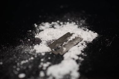 Razor Blade uyuşturucu tozunda yansıma siyah arka planda. Boşluğu kopyala.