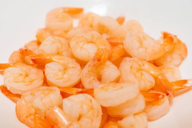 Tabakta karides karidesli deniz ürünleri kabuklusu. Masa yemeği üst görünümü.