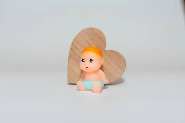 Miniatura Coração Bebê Recém Nascido Brinquedo Sentado Fundo Cinza Branco — Fotografia de Stock
