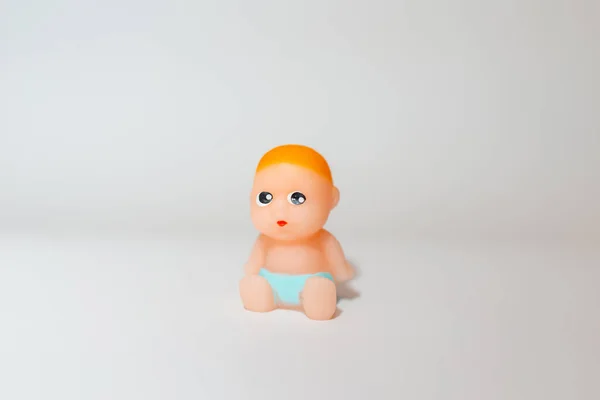 Brinquedo Infantil Recém Nascido Miniatura Sentado Fundo Cinza Branco Foco — Fotografia de Stock