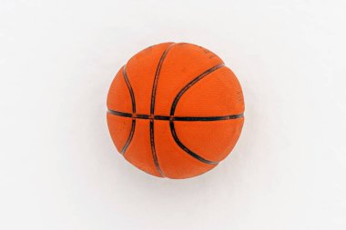 Karda duran turuncu basketbol topu fotokopi alanında yatıyor..