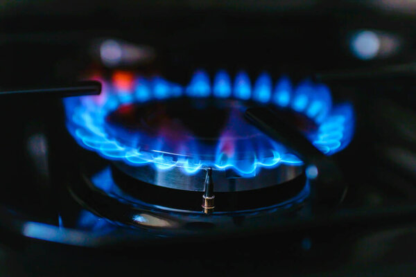 Возгорание газа из кухонной газовой плиты в доме..