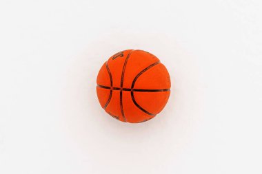 Karda duran turuncu basketbol topu fotokopi alanında yatıyor..