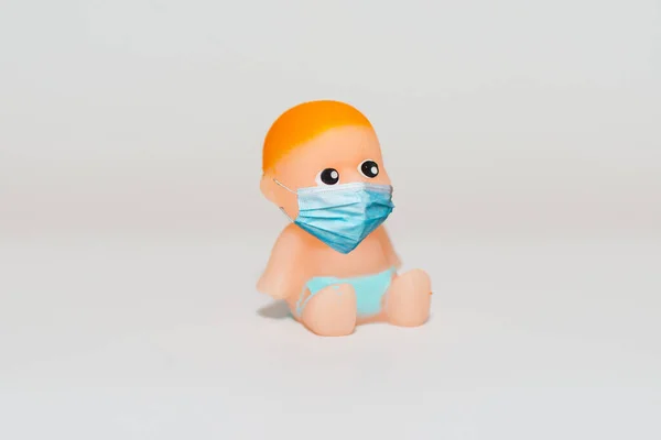Prevenção Pandemia Covid Para Recém Nascidos Miniatura Bebê Brinquedo Sentado — Fotografia de Stock