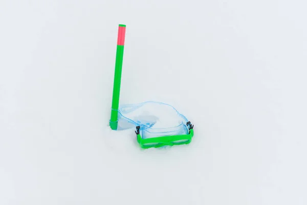 Kar Eğlencesi Yeşil Dalış Gözlükleri Beyaz Karlı Şnorkelle Yüzen Yeşil — Stok fotoğraf