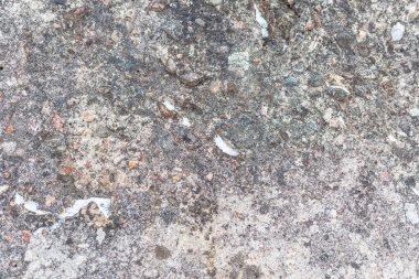 Çatlak beton duvarlı gri çimento yüzeyi arka planda. Kışın kırılan gri taş duvar. Yakın plan..