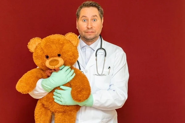 Doctor Met Teddybear Image Van Mannelijke Kinderarts Met Kleine Teddybeer — Stockfoto