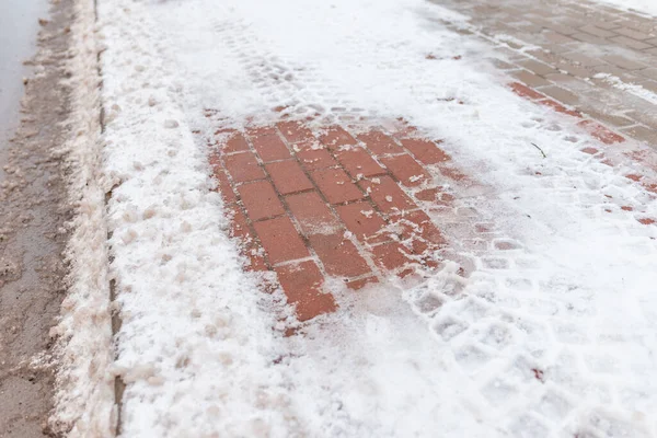 Topienie Śniegu Chodniku Czerwonych Betonowych Płytek Zimie — Zdjęcie stockowe