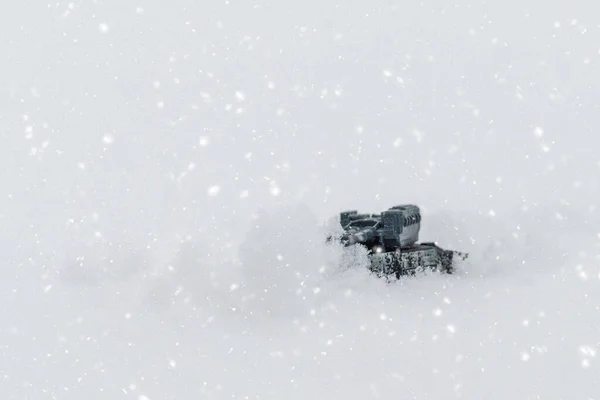 Tanque Guerra Juguete Miniatura Nieve Invierno Enfoque Selectivo Espacio Copia — Foto de Stock