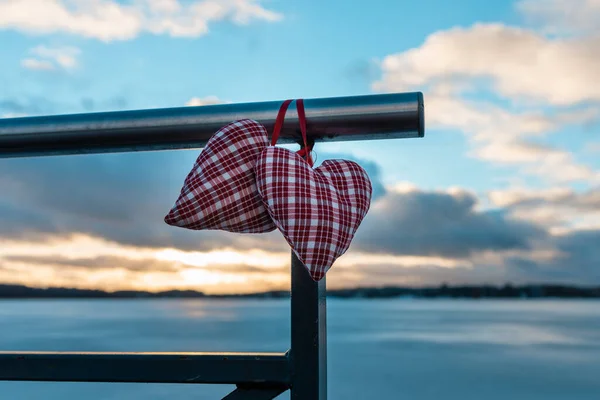 Ζευγάρι Καρδιές Valentine Θολό Ηλιοβασίλεμα Θολό Φόντο Κατά Χειμερινό Τοπίο — Φωτογραφία Αρχείου