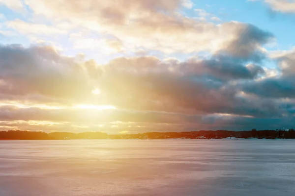 Piękny Zimowy Wschód Słońca Nad Zamarzniętym Jeziorem Lód Wschodem Słońca — Zdjęcie stockowe