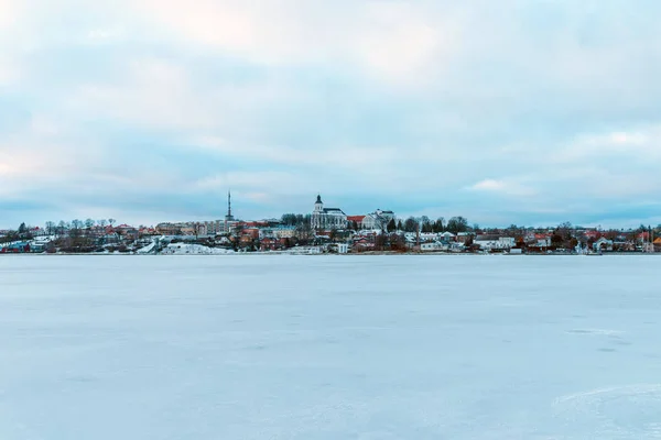 Telsiai Miasto Jezioro Litwie Ładny Widok Zimą Domów Wybrzeżu Zamarzniętego — Zdjęcie stockowe