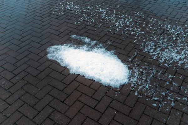 Grijze Bestrating Smeltende Sneeuw Ronde Sneeuw Van Boven Zachte Focus — Stockfoto