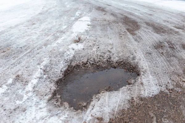 Vattenfyllda Grythål Vägen Ett Hål Asfalten Efter Regn Grop Vägen — Stockfoto