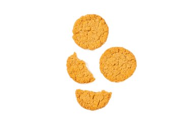 Yuvarlak çerezler beyaz izole arkaplan, üst görünüm.