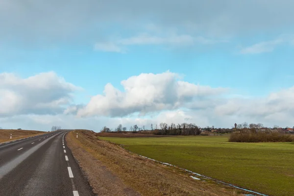 Leere Asphaltlandschaft Inmitten Grüner Frühlingswiesen Blauer Himmel Weiße Wolken — Stockfoto