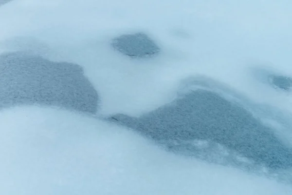 Bevroren Water Blauw Ijs Bevroren Meer Met Sneeuw Scheuren Winter — Stockfoto