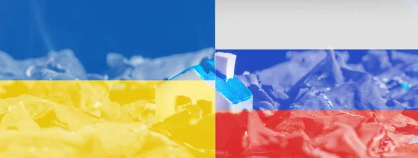 Maison Miniature Sur Les Cendres Brûlées Drapeaux Russie Ukraine Concept — Photo