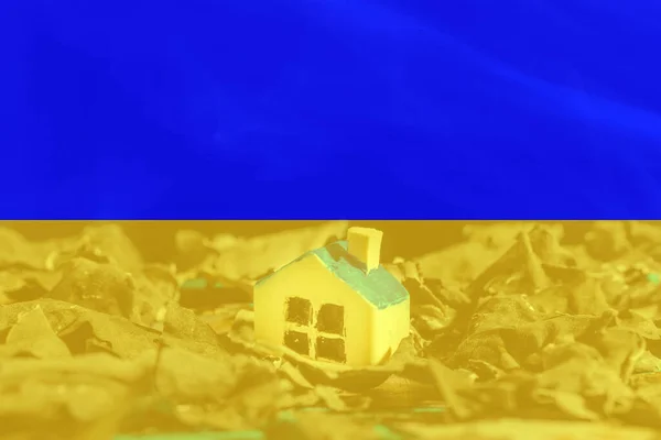 战争后的贫穷 玩具站在灰烬上的家 乌克兰国旗作为背景 — 图库照片