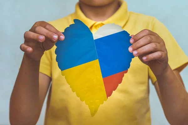 Niño Sosteniendo Hoja Forma Corazón Ukraine Rusia Banderas Nacionales Concepto — Foto de Stock