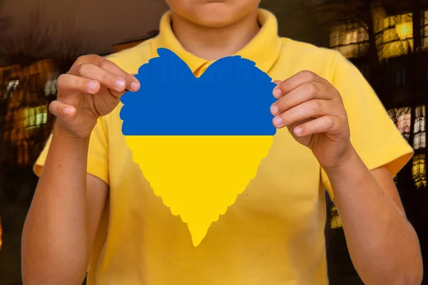 Garçon Tenant Drapeau Ukraine Avec Forme Cœur Symbol Fond Ville — Photo