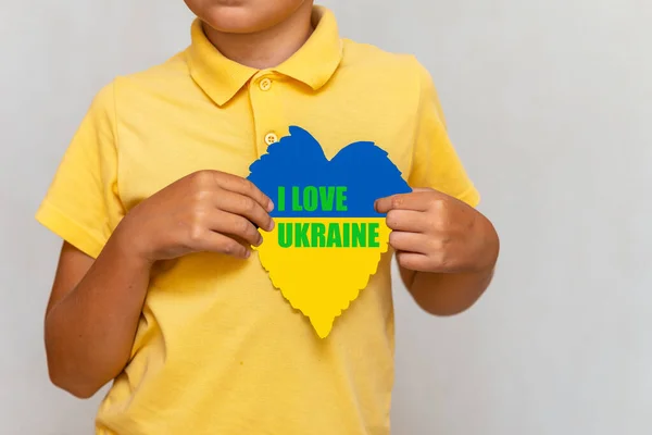 Napis Love Ukraine Boy Trzymając Flagę Ukrainy Symbolem Kształcie Serca — Zdjęcie stockowe