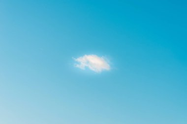 Güzel, mavi gökyüzünde beyaz tüylü bulut. Bulutlu mavi gökyüzü arkaplanı..