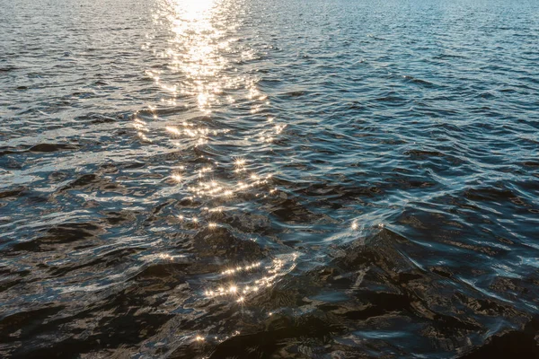 Prachtig Natuurlijk Zonlicht Reflecteert Maken Schittering Zonsondergang Avond Water — Stockfoto