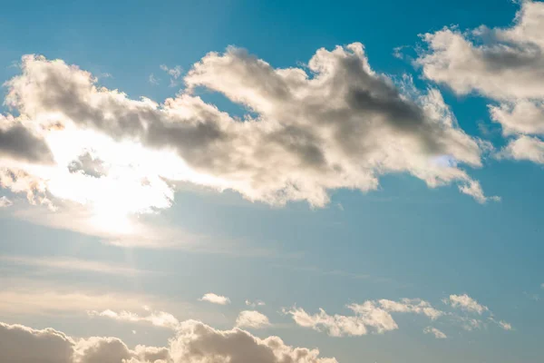 Mooie Zonsondergang Bewolkte Blauwe Hemel Avonds Landschap Zon Door Witte — Stockfoto