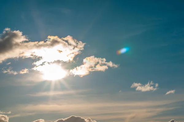 Mooie Zonsondergang Bewolkte Blauwe Hemel Avonds Landschap Zon Door Witte — Stockfoto