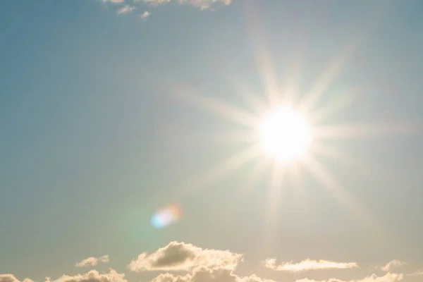 Mooie Zonsondergang Bewolkte Blauwe Hemel Avonds Landschap Zon Door Witte — Stockfoto