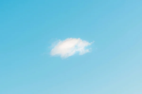 Гарна Одна Біла Пухнаста Хмара Блакитному Небі Синій Фон Неба — стокове фото