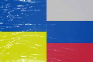 Rusya ve Ukrayna bayrağı. Kırık Ekran Camı. Kırık bir ekranın yakın çekimi..