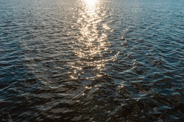 Prachtig Natuurlijk Zonlicht Reflecteert Maken Schittering Zonsondergang Avond Water — Stockfoto