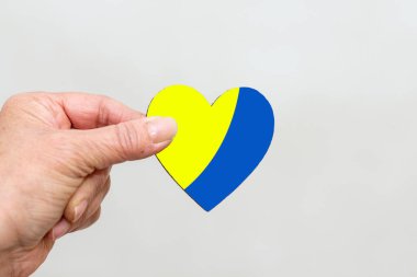 Ukrayna bayrağıyla el ele tutuşan kadın. Savaşı durdurun. Rusya Ukrayna. Anlaşıldı..