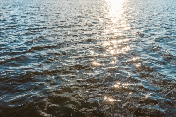 Prachtig Natuurlijk Zonlicht Reflecteert Maken Schittering Zonsondergang Avond Water — Stockfoto