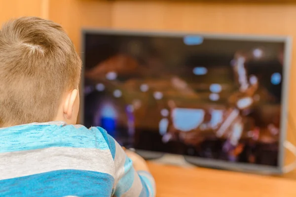 Jovem Menino Assistindo Filme Segurando Controle Remoto Perto Tela Casa Imagem De Stock