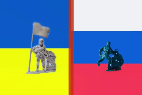 Miniaturní Hračka Ukrajinský Voják Drží Ukrajinskou Vlajku Voják Běží Dálce — Stock fotografie