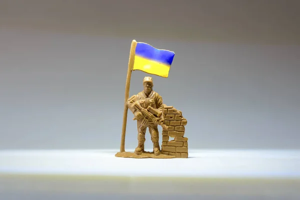 Jouet Miniature Soldat Ukrainien Tenant Drapeau Ukraine Tient Sur Fond — Photo