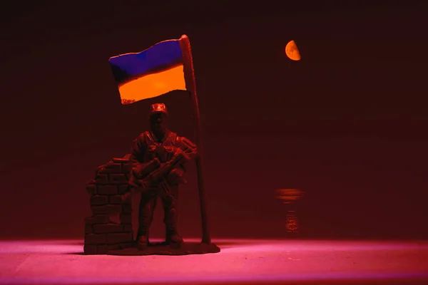 Soldat Jouet Miniature Tenant Drapeau Ukraine Tient Sur Dramatique Sur — Photo