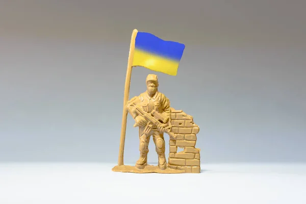 깃발을 장난감 우크라이나 극적으로 뒤집힌 배경에 있습니다 — 스톡 사진